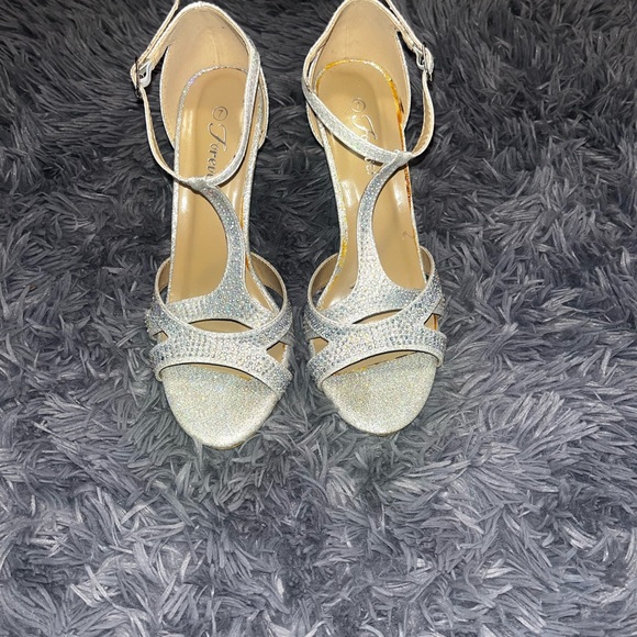 Forever Heels 👠 - Picture 3 of 9